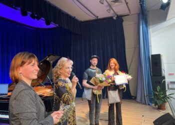 Imnul Alianței Franceze Suceava, compus de un grup elvețian, a fost prezentat în premieră, la Suceava, în cadrul unui spectacol organizat la USV. Imnul va avea și un videoclip. Filmările s-au făcut la Cetatea de Scaun și prin municipiul Suceava (Foto)