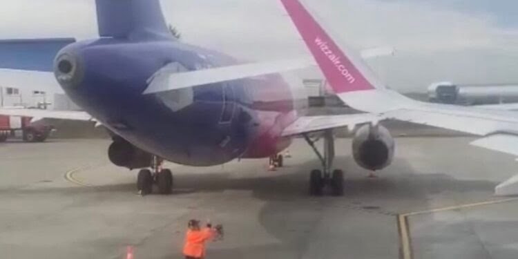Aeroportul Suceava: Două avioane Wizz Air s-au ”atins ușor”, înregistrîndu-se doar pagube materiale. Pasagerii care urmau să zboare la Dortmund au fost debarcați în siguranță