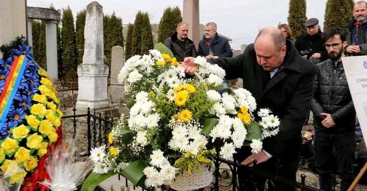 Un coș de flori din partea administrației sucevene, depus la mormîntul lui Dimitrie Onciul de la Cernăuți