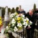 Un coș de flori din partea administrației sucevene, depus la mormîntul lui Dimitrie Onciul de la Cernăuți