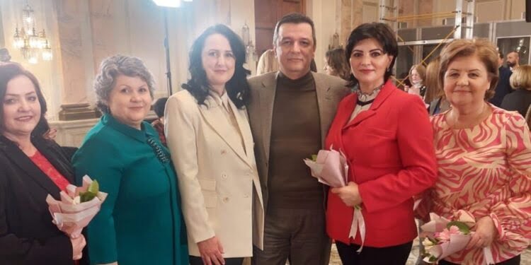 Președinta Organizației de Femei a PSD Suceava, Larisa Blanari, alături de ministrul Familiei, Gabriela Firea, la lansarea campaniei ”Femeia ne dă puterea”