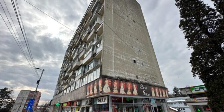 Contractul pentru renovarea Blocului Lamă din ”Areni”, semnat