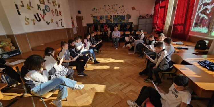 Teatru la ora de franceză cu profesoara Mariana Ciupu, beneficiară a unui stagiu de formare la Universitatea din Nantes (Foto)