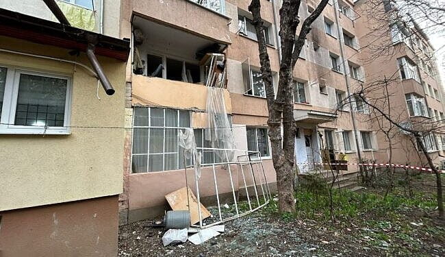Explozie la un bloc de pe strada Tipografiei din Suceava. Un bărbat a ajuns la spital cu arsuri. O femeie a suferit un atac de panică