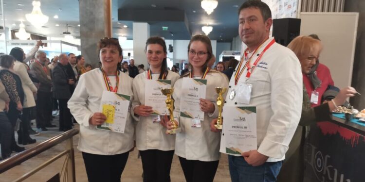 Facultatea de Inginerie Alimentară Suceava, locurile II și III la prima participare la GastroPan Brașov, ediția cu numărul XIV. A fost folosită tescovină pentru a da culoare jeleului unei prăjituri (Foto)