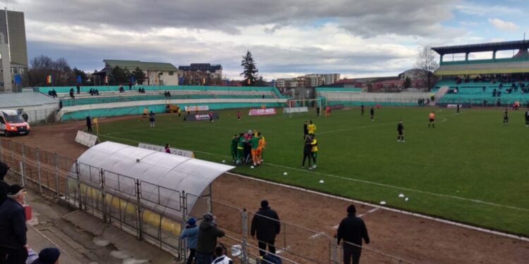 Cronică: În prezența unui public mult mai numeros ca de obicei, Foresta Suceava a învins Ceahlăul Piatra-Neamț cu 2-1. Filip a fost omul meciului. Antrenorul principal, Dorin Goian, a fost cu gura pe fotbaliștii săi tot meciul, ca de obicei: ”Cimbru, te mănînc!” (Foto)
