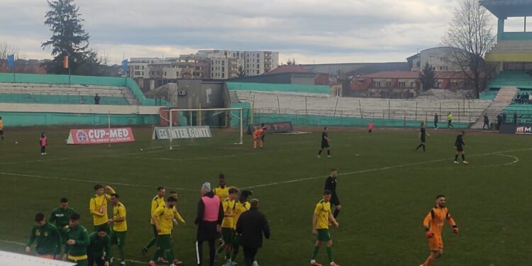 Cronică: În prezența unui public mult mai numeros ca de obicei, Foresta Suceava a învins Ceahlăul Piatra-Neamț cu 2-1. Filip a fost omul meciului. Antrenorul principal, Dorin Goian, a fost cu gura pe fotbaliștii săi tot meciul, ca de obicei: ”Cimbru, te mănînc!” (Foto)