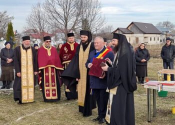 Distincție pentru primarul Gheorghe Fron din partea Arhiepiscopiei Sucevei și Rădăuților, după sfințirea locului din cimitirul satului Cornu Luncii, unde va fi strămutată biserica veche din lemn ”Sf. Dimitrie”