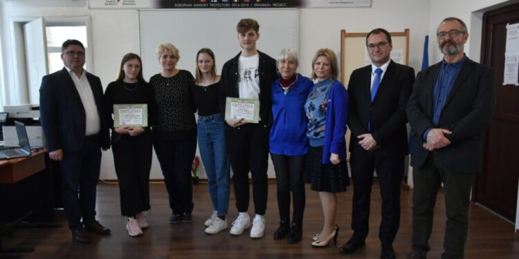 Doi elevi de la ”Alexandru cel Bun” Gura Humorului și unul de la ”Mihai Eminescu” Suceava, la Varșovia, la probele internaționale ale Olimpiadei de limbă și literatură polonă. 44 de elevi suceveni au participat la Olimpiada de limbă polonă maternă (Foto)