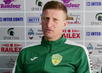 Decît o tribună goală, mai bine un public care să te și fluiere