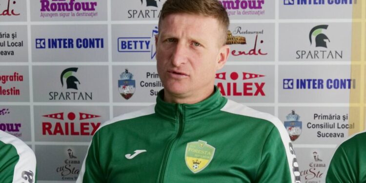 Decît o tribună goală, mai bine un public care să te și fluiere