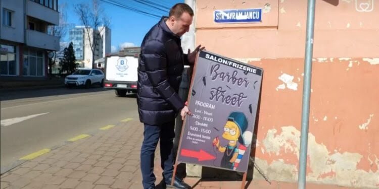 Viceprimarul Sucevei Lucian Harșovschi: ”Nu blocați accesul pietonilor cu panouri stradale publicitare!”. Panourile publicitare amplasate pe trotuare sînt ridicate (Foto)