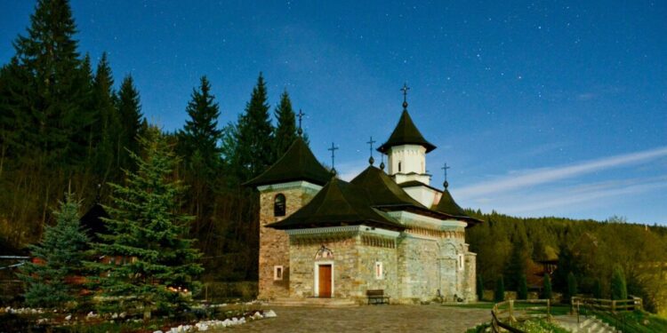 Racla cu moaște ale Sfîntului Ierarh Nectarie de Eghina, pentru cîteva zile, la Mănăstirea Sihăstria Putnei. De Buna Vestire este hramul istoric al mănăstirii