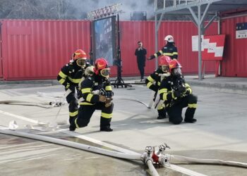 Inagurarea centrului de pregătire pentru situații de urgență de la Siret: Ministrul Lucian Bode și șeful DSU, Raed Arafat, întîmpinați de fete îmbrăcate în costume populare, care i-au invitat să rupă cîte o bucată din colacul purtat pe un ștergar (Foto)