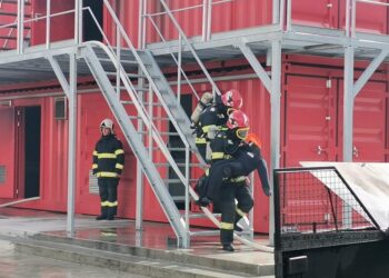 Inagurarea centrului de pregătire pentru situații de urgență de la Siret: Ministrul Lucian Bode și șeful DSU, Raed Arafat, întîmpinați de fete îmbrăcate în costume populare, care i-au invitat să rupă cîte o bucată din colacul purtat pe un ștergar (Foto)