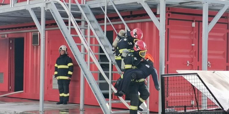 Inagurarea centrului de pregătire pentru situații de urgență de la Siret: Ministrul Lucian Bode și șeful DSU, Raed Arafat, întîmpinați de fete îmbrăcate în costume populare, care i-au invitat să rupă cîte o bucată din colacul purtat pe un ștergar (Foto)