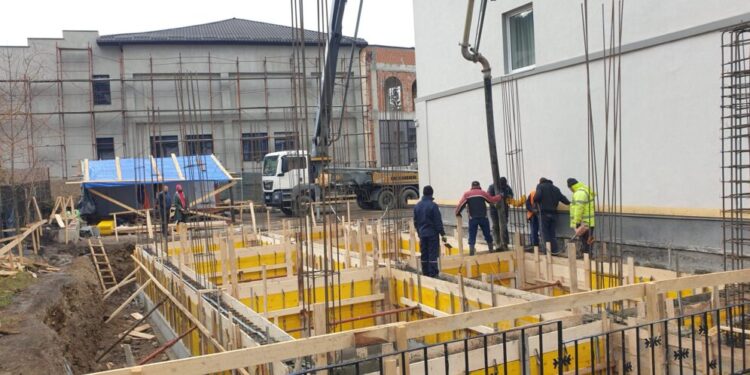 Primăria Cîmpulung Moldovenesc: Se lucrează la noul corp de clădire, care va avea cinci ghișee, o zonă de așteptare, 12 birouri și două spații pentru arhivă