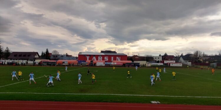 Foresta Suceava, cu o echipă decimată de accidentări și suspendări, a scăpat ieftin la Rădăuți, pierzînd cu numai 2-0 întîlnirea cu CSM Bucovina. Meciul a început după ce un grup de ”majorete” a oferit un reușit spectacol de dansuri țigănești (Foto)