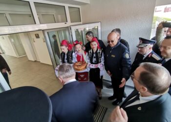 Inagurarea centrului de pregătire pentru situații de urgență de la Siret: Ministrul Lucian Bode și șeful DSU, Raed Arafat, întîmpinați de fete îmbrăcate în costume populare, care i-au invitat să rupă cîte o bucată din colacul purtat pe un ștergar (Foto)