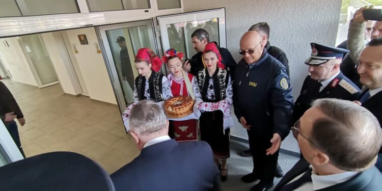 Inagurarea centrului de pregătire pentru situații de urgență de la Siret: Ministrul Lucian Bode și șeful DSU, Raed Arafat, întîmpinați de fete îmbrăcate în costume populare, care i-au invitat să rupă cîte o bucată din colacul purtat pe un ștergar (Foto)