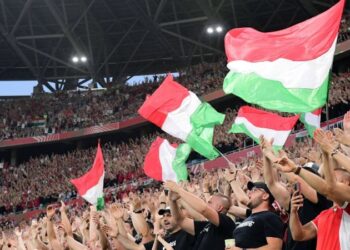 Doctorul în istorie Daniel Hrenciuc, despre scandalul steagurilor cu Ungaria istorică: Dacă era România și ar fi pus simboluri ale Regatului României Mari, cu siguranță eram deja penalizați. Ungaria este copilul răsfățat și a făcut cam tot ce a dorit