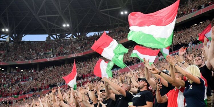 Doctorul în istorie Daniel Hrenciuc, despre scandalul steagurilor cu Ungaria istorică: Dacă era România și ar fi pus simboluri ale Regatului României Mari, cu siguranță eram deja penalizați. Ungaria este copilul răsfățat și a făcut cam tot ce a dorit