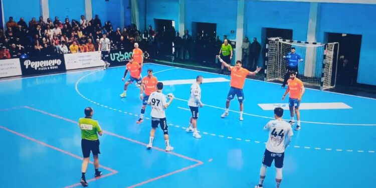 În sfîrșit victorie, pentru echipa de handbal masculin CSU Suceava! Și încă ce victorie! La 10 goluri diferență