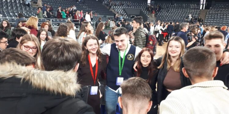 Elevii suceveni, patru premii și două mențiuni la olimpiadele de franceză și de italiană. Prof. Mariana Ciupu: ”Majoritatea elevilor olimpici din lotul județean sucevean își doresc să își continue parcursul educațional atît în țară, cît și în afara țării” (FOTO)