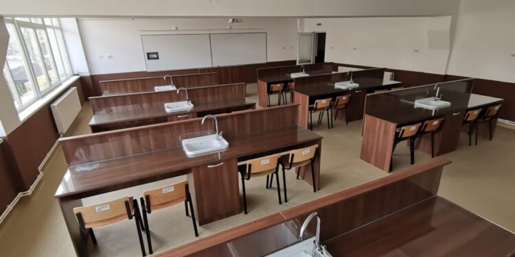 50 de la înființarea Colegiului Tehnic Alimentar: A fost inaugurat corpul modernizat pentru învățămîntul dual, iar directoarea Tatiana Hladiuc a primit o diplomă din partea Inspectoratului Școlar Suceava (Foto)