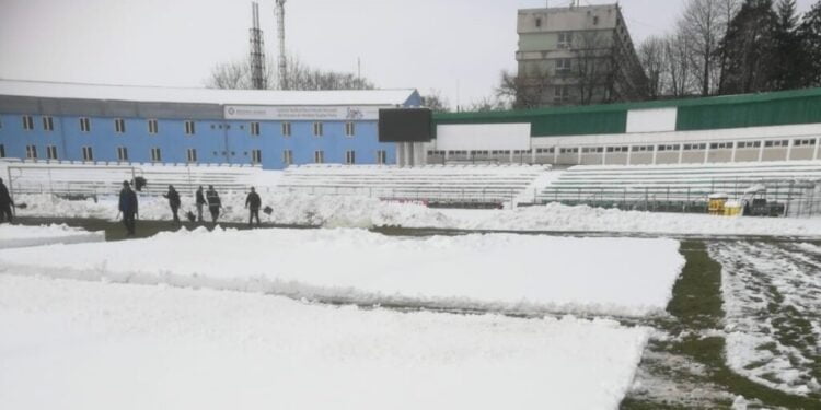 Nici un suporter al Forestei nu a răspuns apelului clubului de a participa la deszăpezirea stadionului ”Areni”. Au dat la lopată numai angajați ai Direcției Domeniului Public și cîțiva asistați social. Se va mai lucra și mîine (Foto)