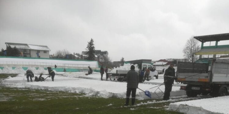 Nici un suporter al Forestei nu a răspuns apelului clubului de a participa la deszăpezirea stadionului ”Areni”. Au dat la lopată numai angajați ai Direcției Domeniului Public și cîțiva asistați social. Se va mai lucra și mîine (Foto)
