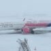 Ninsoarea și viscolul au închis aeroportul de la Suceava. ”Din cauza condițiilor meteo extreme, echipajele de pe zborurile WIZZ AIR care urmau să decoleze în această dimineață la Dortmund și la Paris Beauvais au decis anularea decolării”