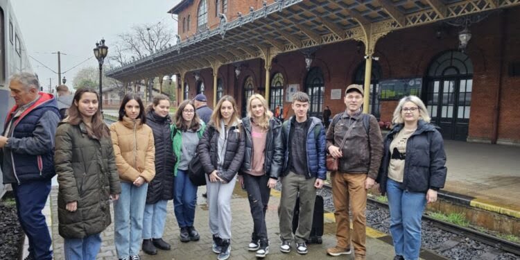8 elevi de la colegiile naționale ”Ștefan cel Mare”, ”Petru Rareș” și ”Eudoxiu Hurmuzachi” vor reprezenta școala suceveană la Olimpiada Națională de limba germană modernă. Lotul însoțit de profesorul Iuliu Gusbeth a plecat cu trenul spre Bistrița