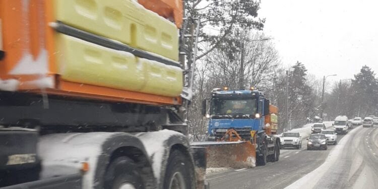 Viceprimarul Lucian Harșovschi: Mai multe unități școlare din municipiul Suceava și-au suspendat cursurile din cauza ninsorilor abundente și a viscolului. Utilajele de deszăpezire sînt pe traseu. Prioritate au arterele principale de circulație