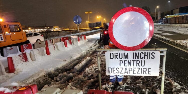 Mai multe drumuri județene din județul Suceava au fost închise sau au restricții de circulație din cauza vremii nefavorabile