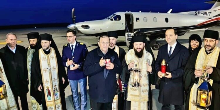 Lumina Sfîntă de la Ierusalim, adusă la Suceava de o delegație a Arhiepiscopiei. Pe 16 aprilie, la Muzeul Satului Bucovinean vor concerta Ovidiu Lipan Ţăndărică şi Fanfara „10 Prăjini”