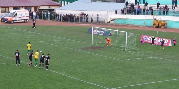 În prima etapă a play-off-ului, Foresta Suceava a făcut doar 1-1 acasă cu Ceahlăul Piatra Neamț. Problema nu este că Foresta nu a cîștigat, ci aceea că Foresta joacă mai slab ca în prima parte a campionatului. CSM Bucovina Rădăuți a pierdut acasă cu CSM Bacău, cu 1-0
