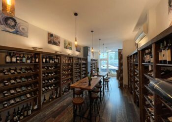 Vinuri din Armenia, Georgia și Siria, dar și din Chile, în centrul Sucevei, aduse direct din țările de origine. Cu ocazia Sărbătorilor Pascale, ”Galeria cu vinuri” a redus prețurile cu 10% (Foto)