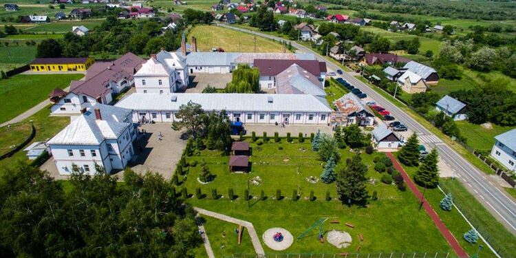 11 din cele 13 școli pentru deficienți de auz din România, prezente la Bivolărie, cea de-a VI-a ediție a Concursului Național „Comunicăm prin gest, culoare și mișcare”