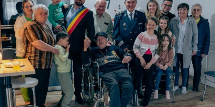 Distincția de maior în retragere din partea Primăriei Rădăuți, pentru Gheorghe Șindilariu, la împlinirea vîrstei de 100 de ani
