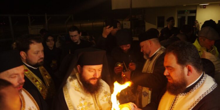 Lumina Sfîntă de la Ierusalim, adusă pe aeroportul de la Suceava de starețul Mănăstirii ”Sf. Ioan” și de consilierul economic al Arhiepiscopiei, primită de Episcopul Vicar Damasachin Dorneanul