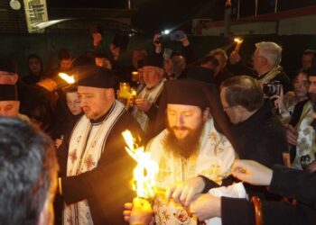 Lumina Sfîntă de la Ierusalim, adusă pe aeroportul de la Suceava de starețul Mănăstirii ”Sf. Ioan” și de consilierul economic al Arhiepiscopiei, primită de Episcopul Vicar Damasachin Dorneanul