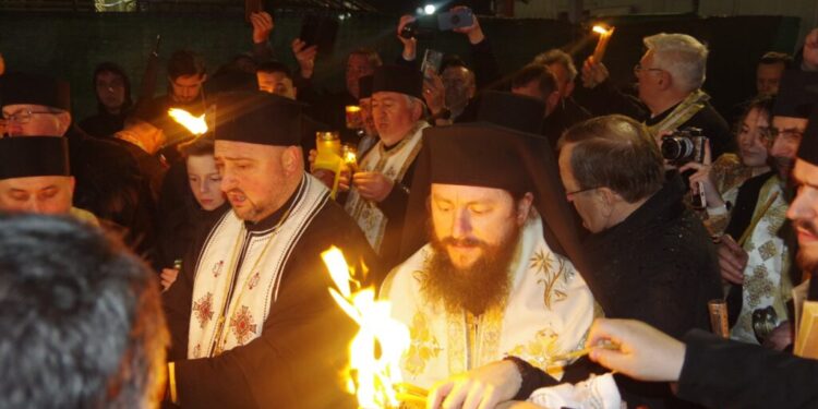 Lumina Sfîntă de la Ierusalim, adusă pe aeroportul de la Suceava de starețul Mănăstirii ”Sf. Ioan” și de consilierul economic al Arhiepiscopiei, primită de Episcopul Vicar Damasachin Dorneanul