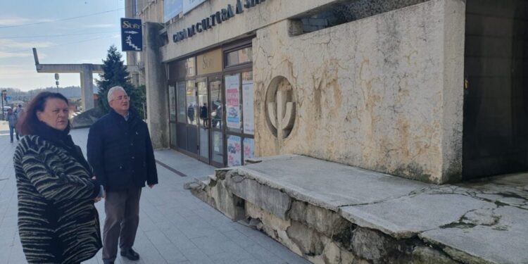 La Casa de Cultură Suceava s-au schimbat mochetele, sînt în curs de schimbare husele la scaune și s-au montat șase aparate de aer condiționat de mare capacitate. Primarul Lungu: Sînt optimist că vom găsi soluția legală și financiară să salvăm Casa de Cultură din Suceava