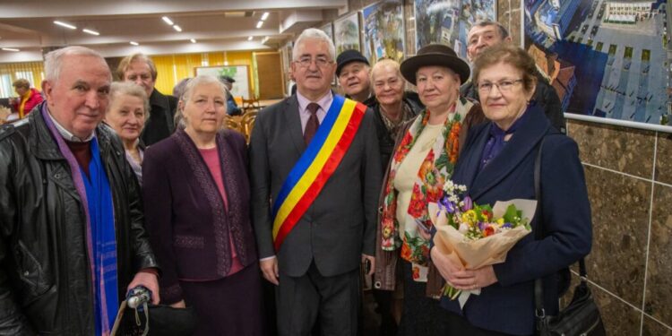 Diplome de fidelitate, buchete de flori și cîte 1.000 de lei, pentru 34 de cupluri de suceveni care au împlinit 50 de ani de căsătorie (Foto)