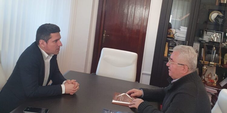 De Zilele Sucevei, concurs de șah în școli. Primarul Ion Lungu s-a întîlnit cu președintele Federației Mondiale de Șah în Școli, Vlad Ungureanu