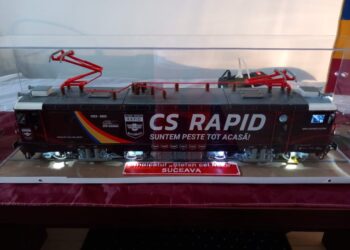 Una din puținele machete ale locomotivei colantate cu însemnele clubului Rapid București se află la sediul Sindicatului ”Ștefan cel Mare” al CFR Suceava