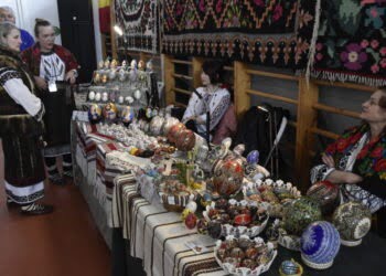 Ouă chiar și de bibilică și de struț pictate cu diferite modele, cu prețuri cuprinse între 5 lei și 850 de lei, la Festivalul Ouălor Încondeiate de la Moldovița (Foto)