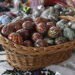 Ouă chiar și de bibilică și de struț pictate cu diferite modele, cu prețuri cuprinse între 5 lei și 850 de lei, la Festivalul Ouălor Încondeiate de la Moldovița (Foto)