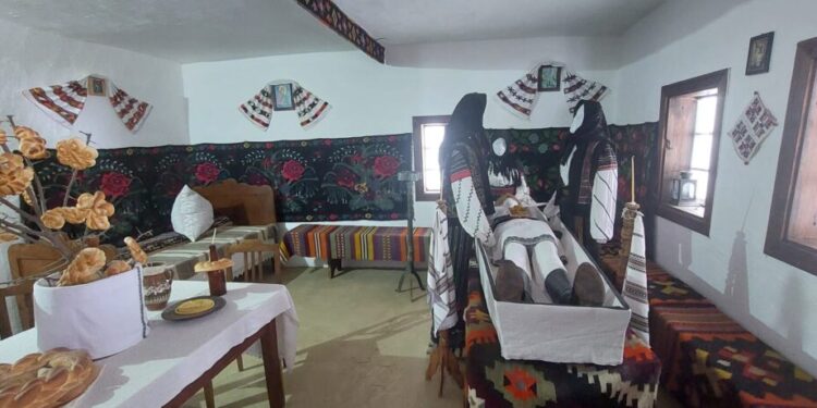 Ghid de turism: Turiștii care vizitează Suceava, impresionați de Muzeul Satului Bucovinean